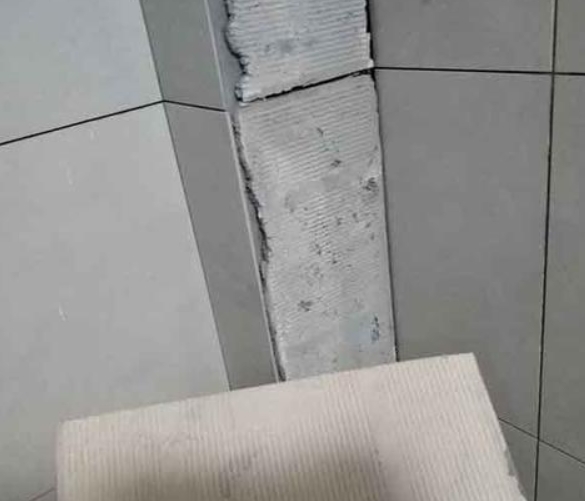 景德镇瓷砖空鼓维修公司分享下厨房瓷砖脱落的补救措施。